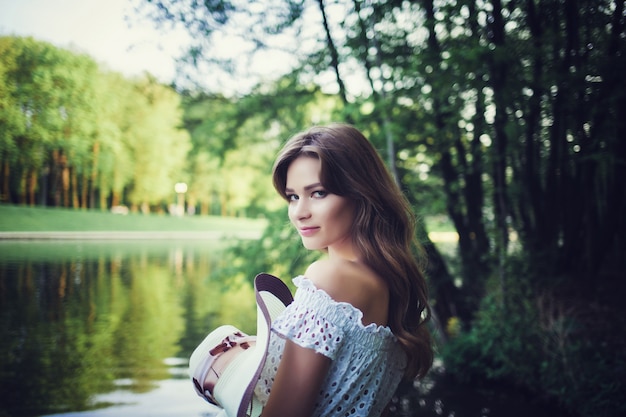 hermosa dama en el parque de verano