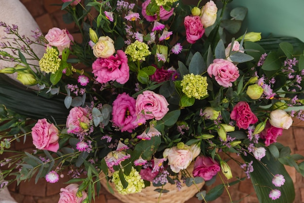 Hermosa decoración de arreglos florales para eventos sociales