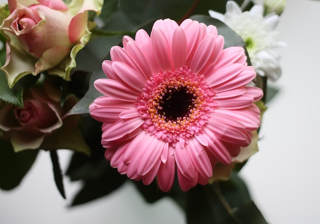 Hermosa decoración de boda de flores con gerbera.