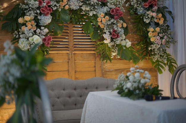 Hermosa decoración de boda con flores