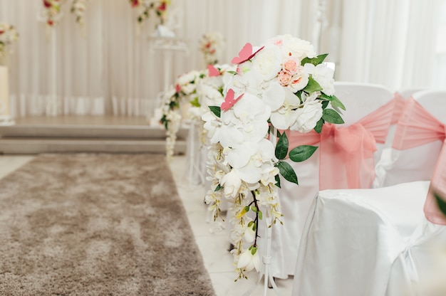 Hermosa decoración para ceremonia de boda en interiores