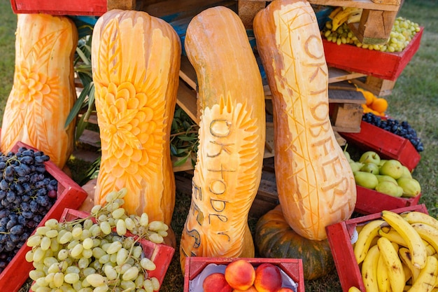 Hermosa decoración del festival de octubre hecha de calabazas naranjas con letras talladas del festival de octubre