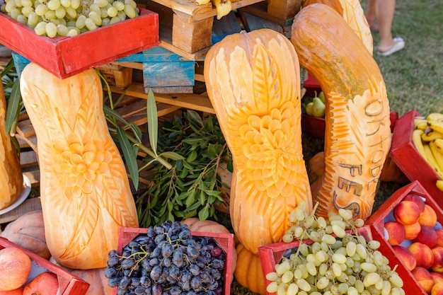 Hermosa decoración del festival de octubre hecha de calabazas naranjas con letras talladas del festival de octubre