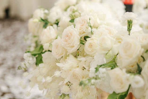 Hermosa decoración floral blanca y verde en la mesa de boda en restauratnt