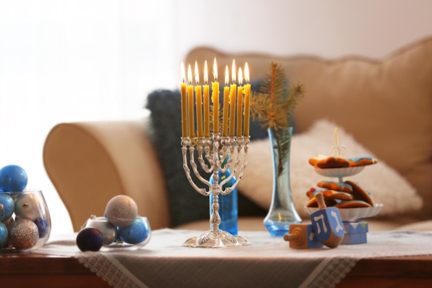 Hermosa decoración de Hanukkah en la mesa del salón