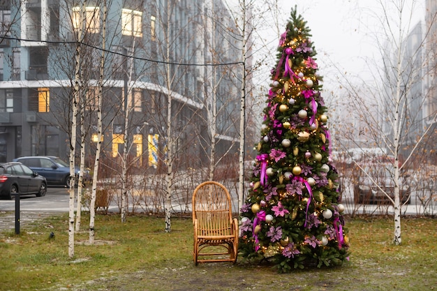 Hermosa decoración de invierno para la sesión de fotos navideña en la calle.