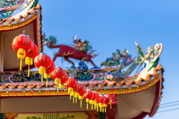 Hermosa decoración de linterna roja china para el Festival del Año Nuevo Chino en el santuario chino, las bendiciones del alfabeto chino escritas en él.