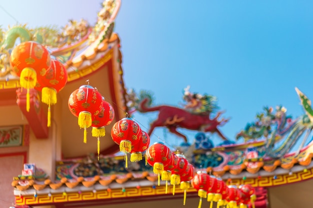 Hermosa decoración de linterna roja china para el Festival de año nuevo chino en el santuario chino