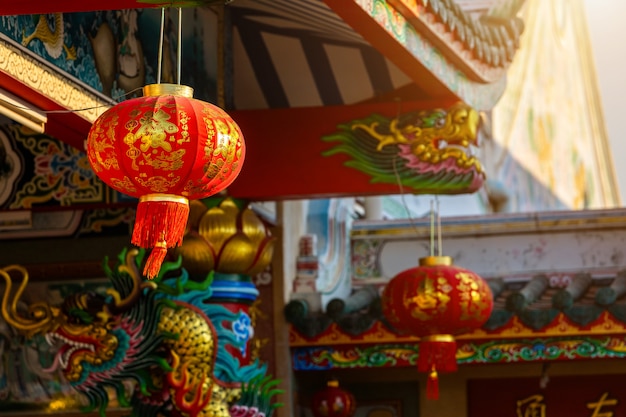 Hermosa decoración de linterna roja para el Festival de Año Nuevo Chino en el santuario chino Arte chino antiguo, el alfabeto chino Bendiciones escritas en él, es un lugar público Tailandia