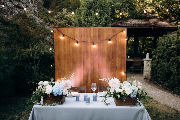 Hermosa decoración de mesa de boda y florística.