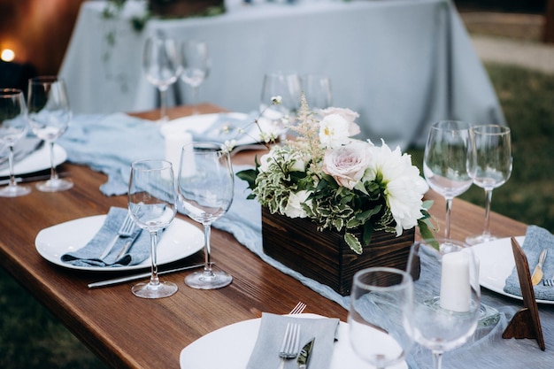 Hermosa decoración de mesa de boda y florística.