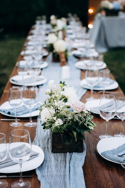 Hermosa decoración de mesa de boda y florística.