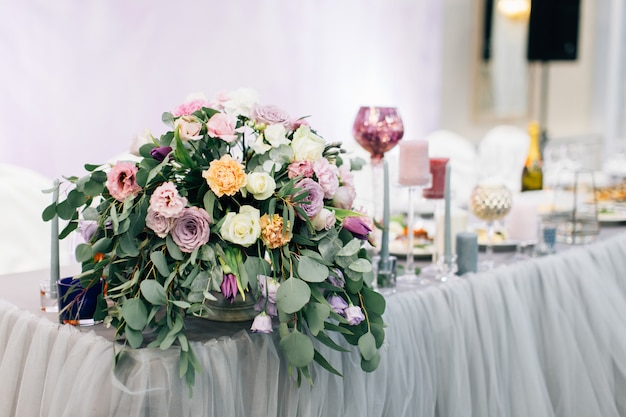 Hermosa decoración de mesa con flores