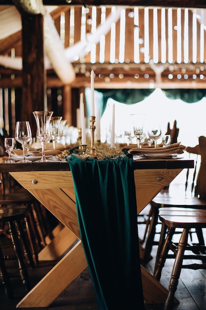 Hermosa decoración de una mesa de madera festiva en un restaurante.