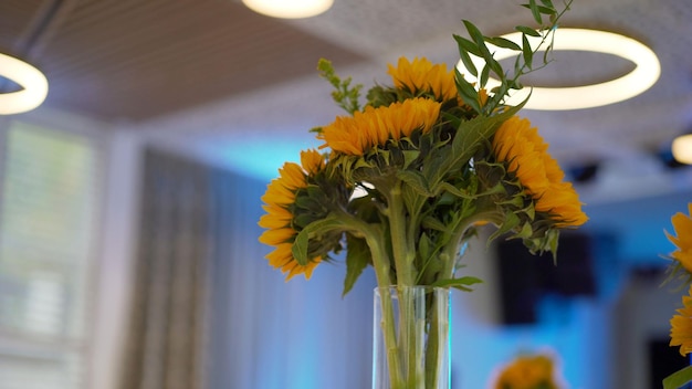 Hermosa decoración en las mesas mesa de bodas de girasoles.