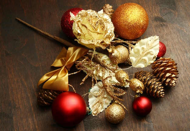 Hermosa decoración de navidad roja y dorada sobre madera