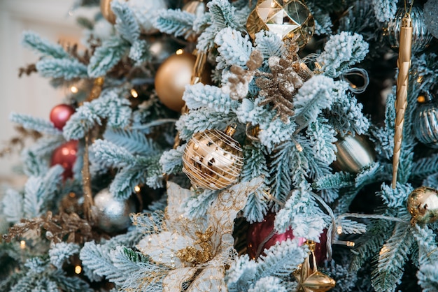 Hermosa decoración navideña de un árbol festivo