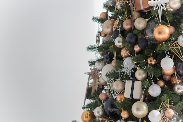 hermosa decoración navideña en una habitación elegante y luminosa con un árbol y regalos