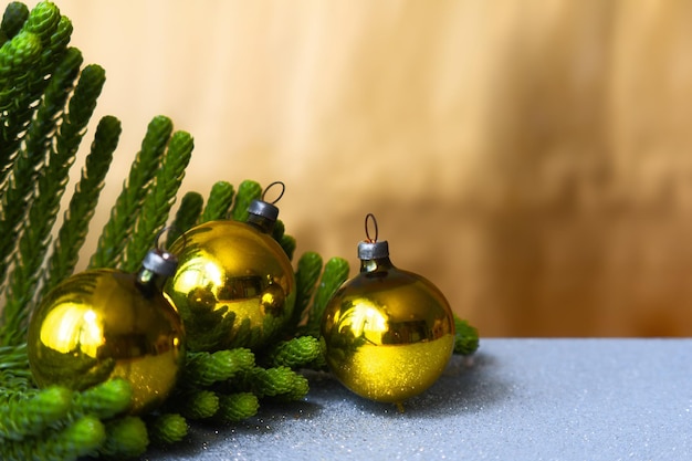 Hermosa decoración navideña con ramas de pino fondo dorado y esferas