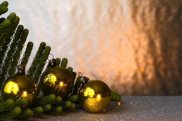 Foto hermosa decoración navideña con ramas de pino fondo dorado y esferas