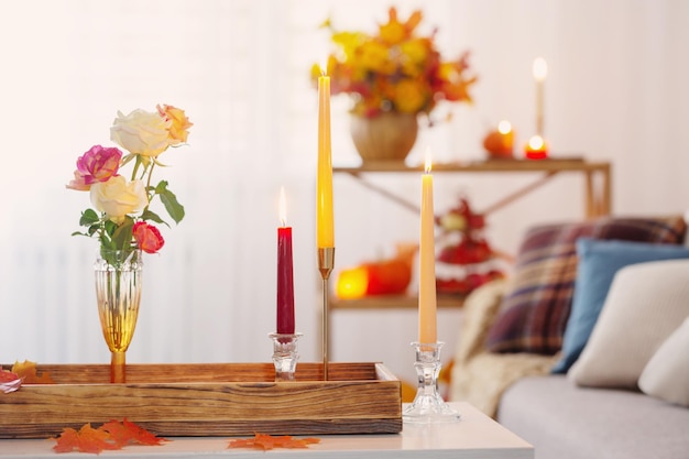 Hermosa decoración otoñal en casa interior blanco