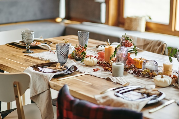 Hermosa decoración de otoño en la mesa