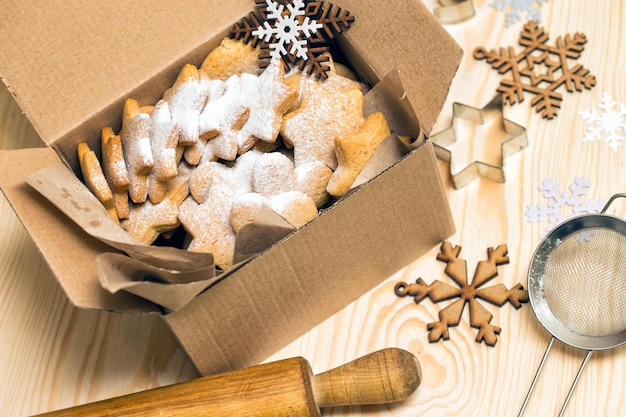 Hermosa y deliciosa navidad doblada en una caja, primer plano