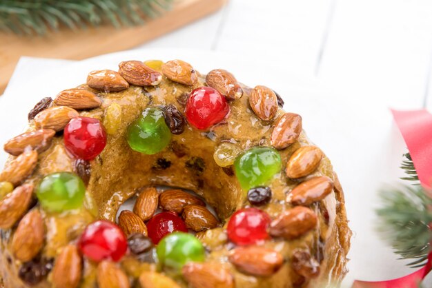 Hermosa deliciosa tarta casera de frutas de Navidad en bandeja blanca