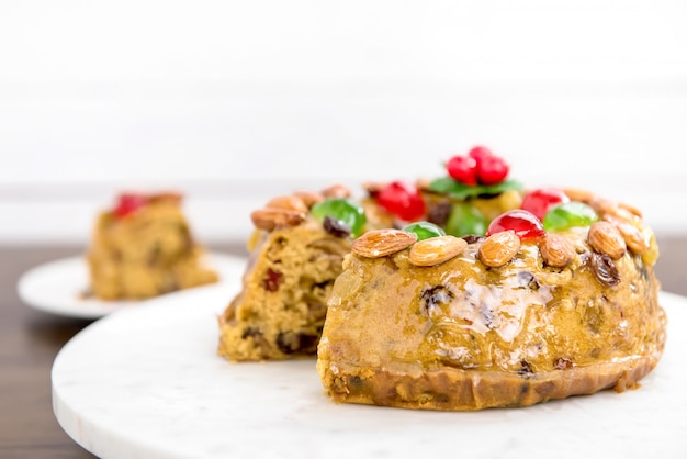 Hermosa deliciosa tarta casera de frutas de Navidad en bandeja blanca