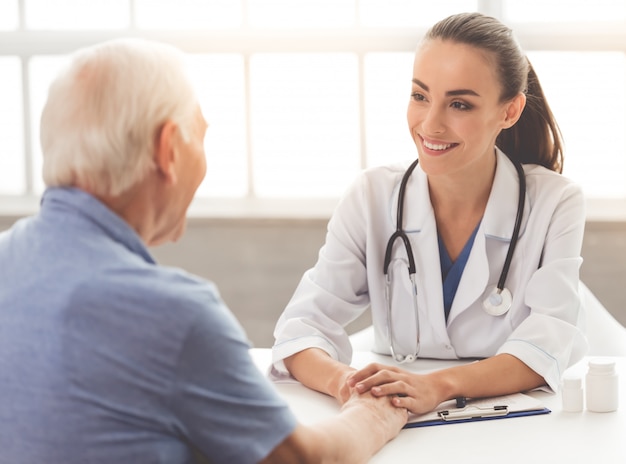 Foto hermosa doctora en bata blanca médica