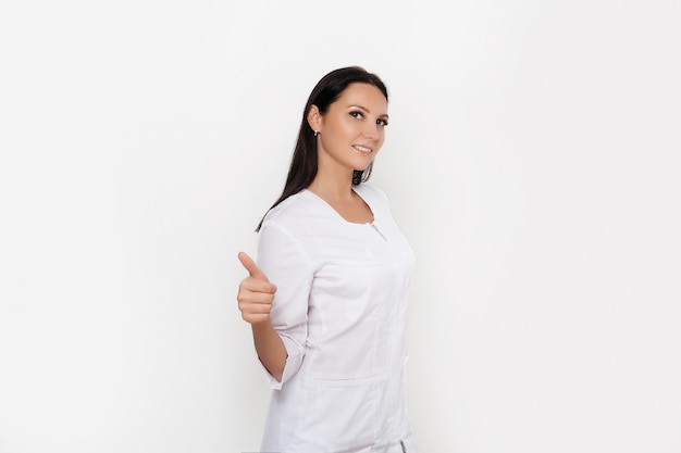 Hermosa doctora en bata médica uniforme, tratamiento de belleza spa, cuidado de la piel. clínica cosmetológica. salud, cosmetología, concepto de medicina.