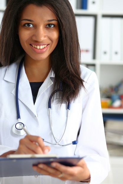 Hermosa doctora sonriente espera