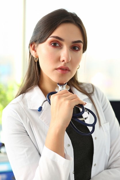 Foto hermosa doctora sonriente en el lugar de trabajo retrato