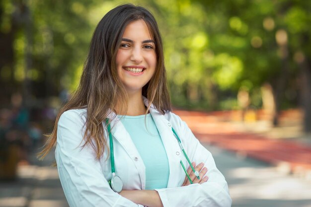 Hermosa doctora turca con una sonrisa cálida y segura