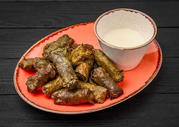 Hermosa dolma de hojas de parra para cenar en la mesa