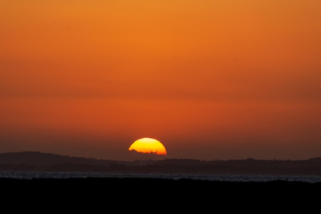 hermosa y dramática puesta de sol espléndida tarde