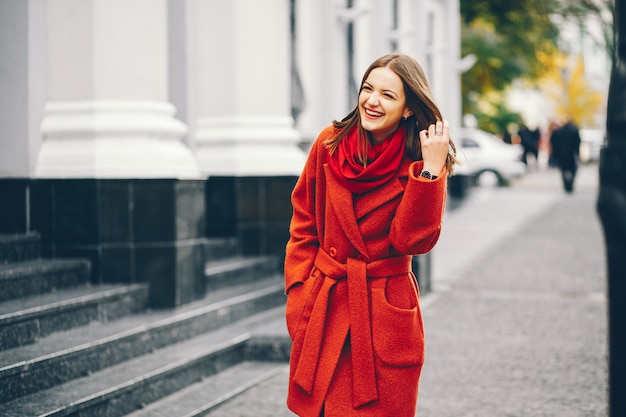 hermosa y elegante chica caminando por la ciudad