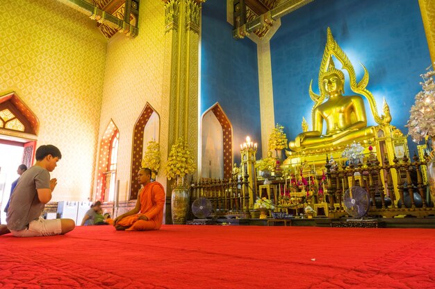 Hermosa y elegante estatua dorada de Buda en la iglesia principal del templo de mármol en Bangkok Tailandia