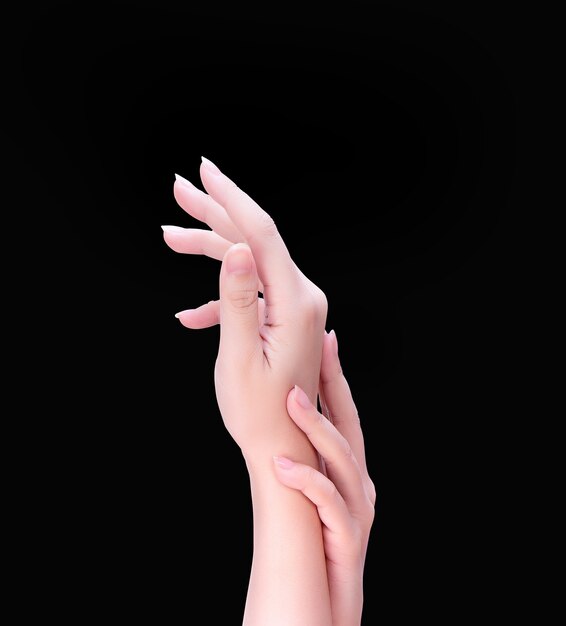 Hermosa y elegante mujer adulta con las manos vacías lado aislado sobre fondo negro, concepto de aplicar crema hidratante, cuidado del cuerpo, manicura, primer plano, trazado de recorte