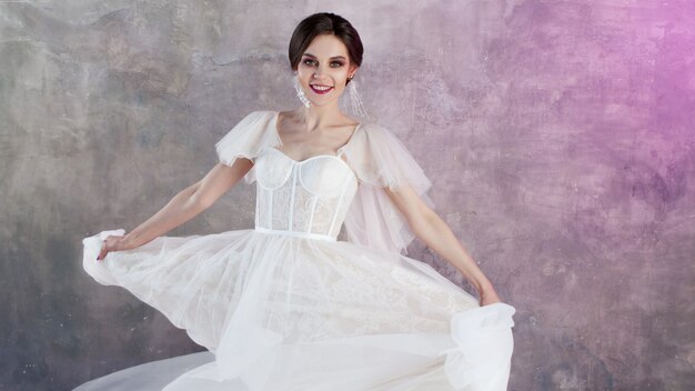 Hermosa y elegante novia en vestido de novia con una exuberante falda voladora en