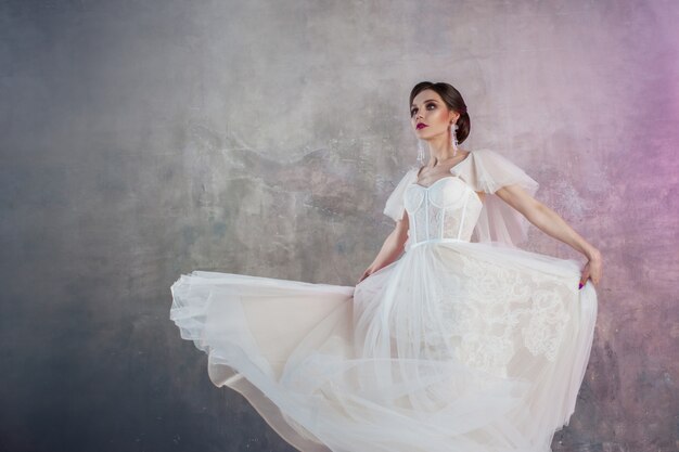 Hermosa y elegante novia en vestido de novia con una exuberante falda voladora en