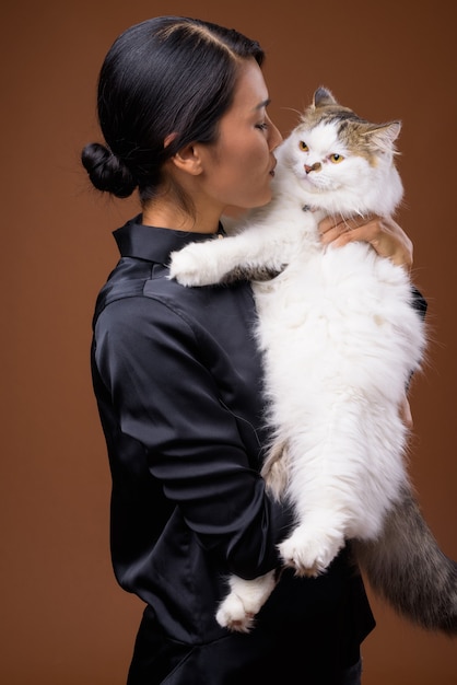 hermosa empresaria asiática con gato mascota