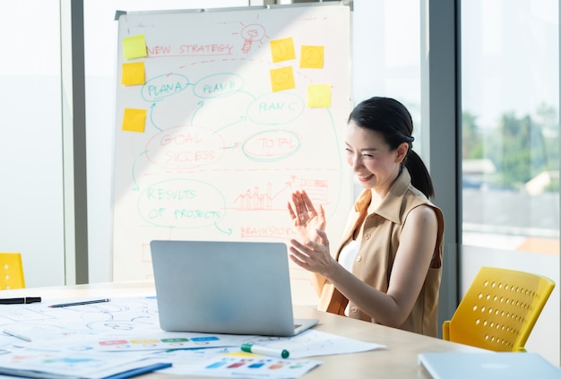 Hermosa empresaria asiática trabajando en el escritorio