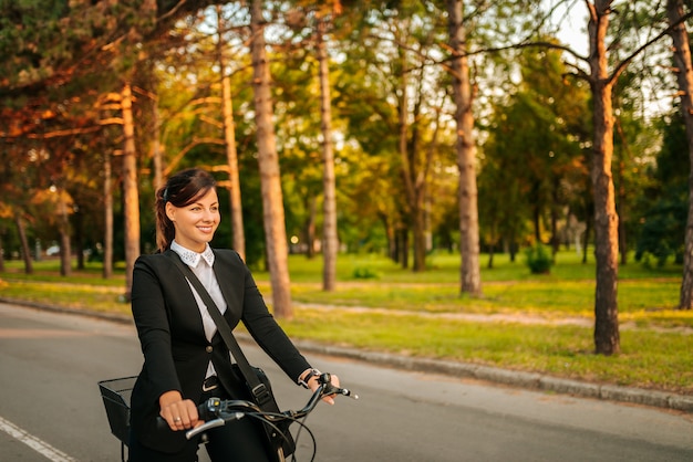 Hermosa empresaria en bicicleta.