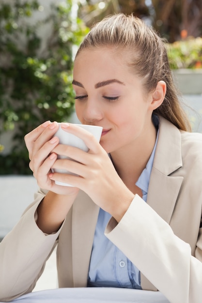 Hermosa empresaria disfrutando de un café