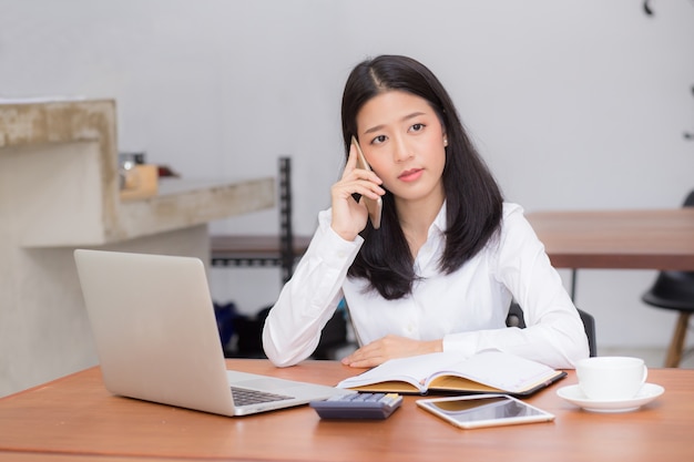 Hermosa empresaria joven asiática emocionada y contenta de éxito con la computadora portátil.