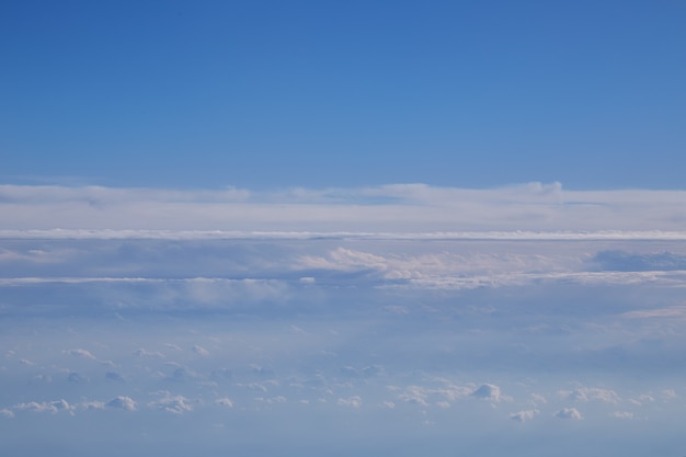 Hermosa encima de las nubes de un avión