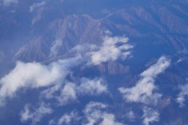 Foto hermosa encima de las nubes de un avión