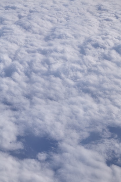 Hermosa encima de las nubes de un avión