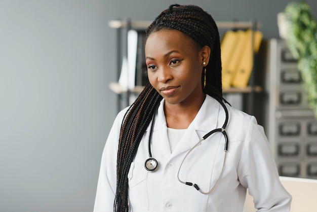 Hermosa enfermera africana en el hospital